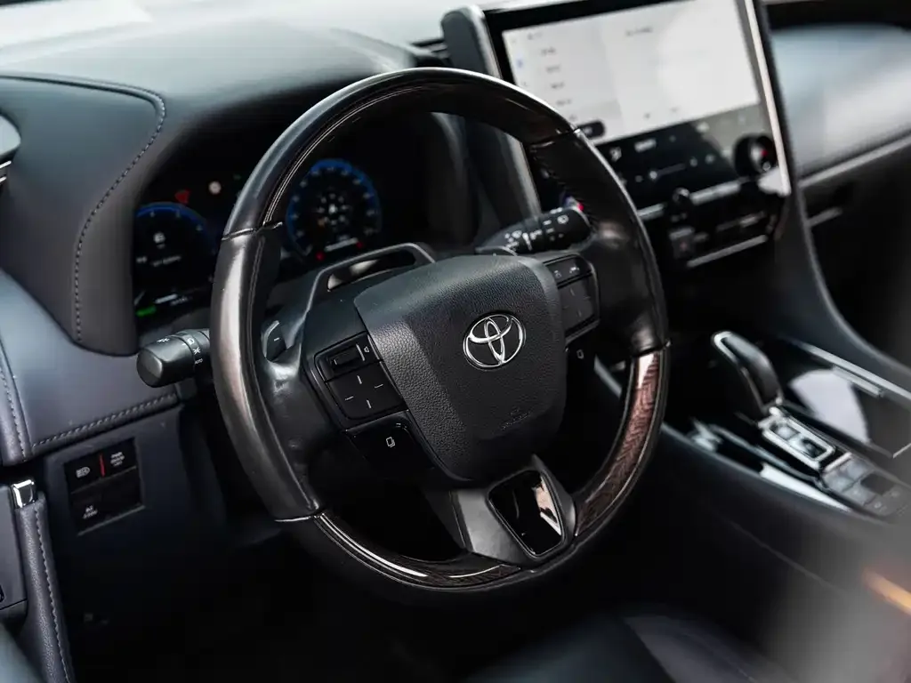 Toyota Alphard — фото 2