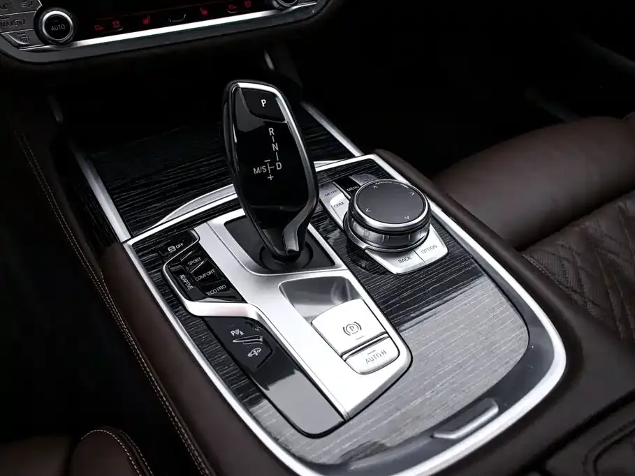 BMW 7 Series — фото 10