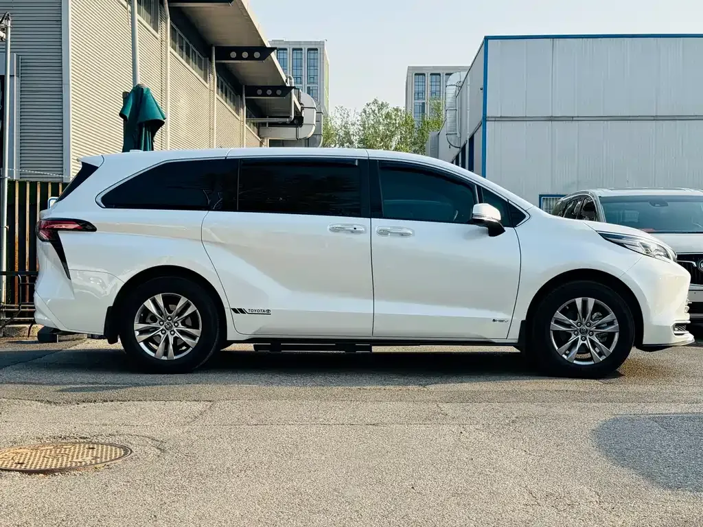 Toyota Sienna — фото 7