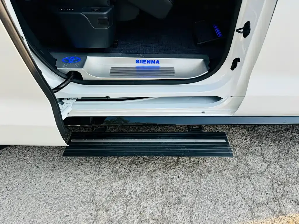Toyota Sienna — фото 10