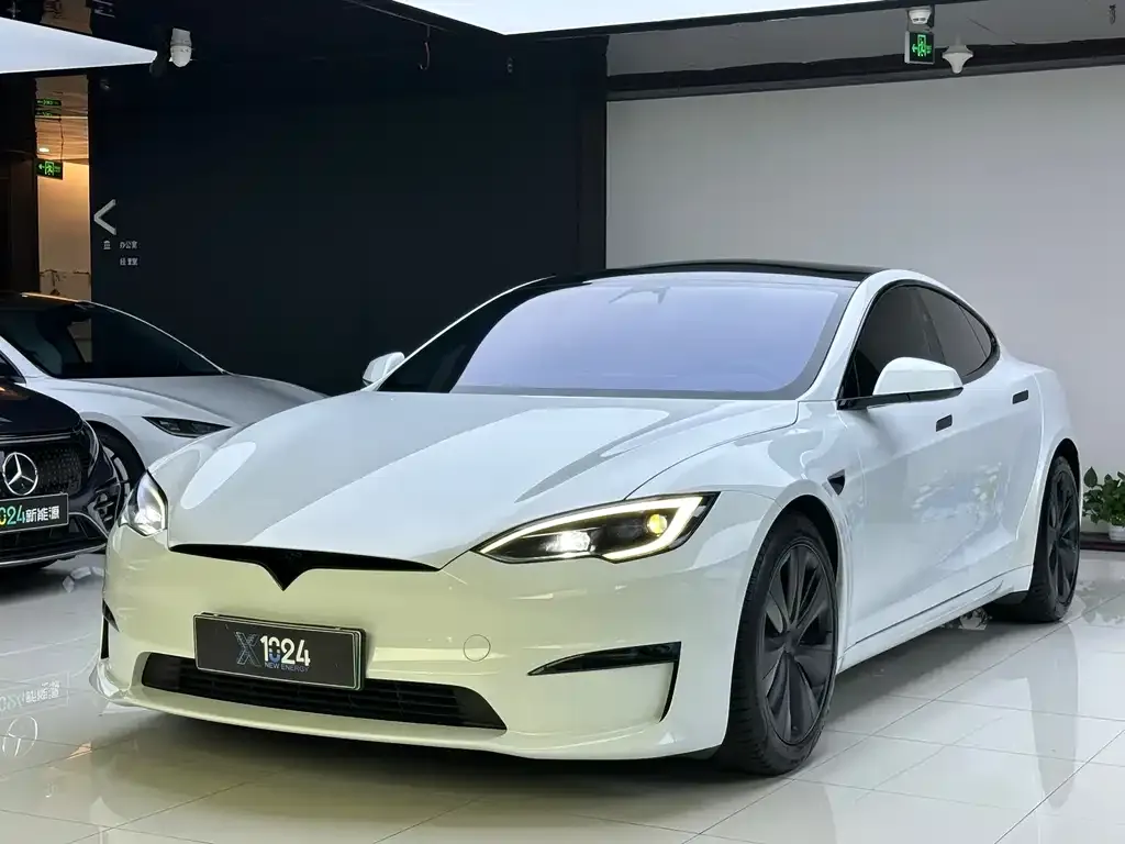 Tesla Model S — фото 1