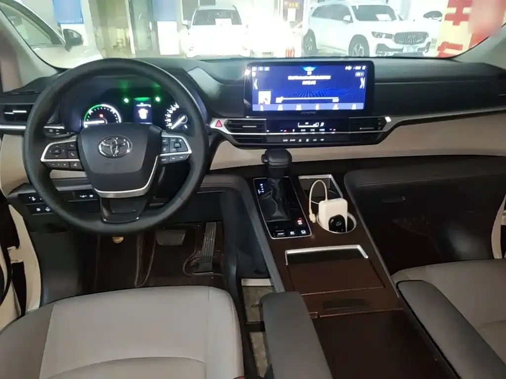Toyota Granvia 2023 из CN, фото 7