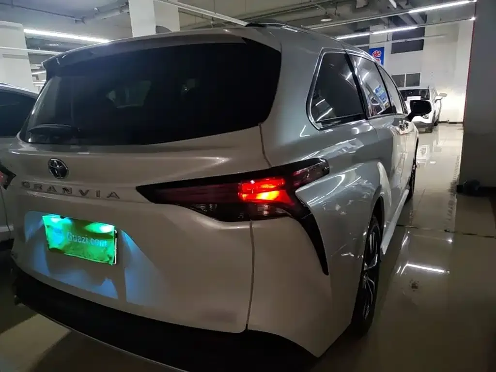 Toyota Granvia 2023 из CN, фото 9