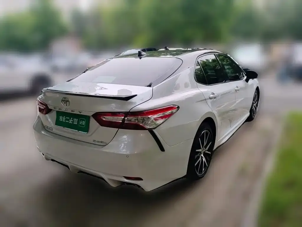 Toyota Camry — фото 2