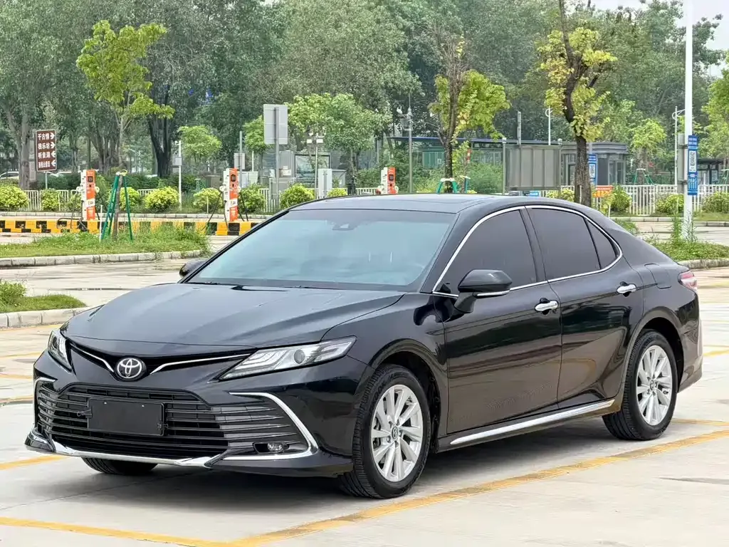 Toyota Camry — фото 1