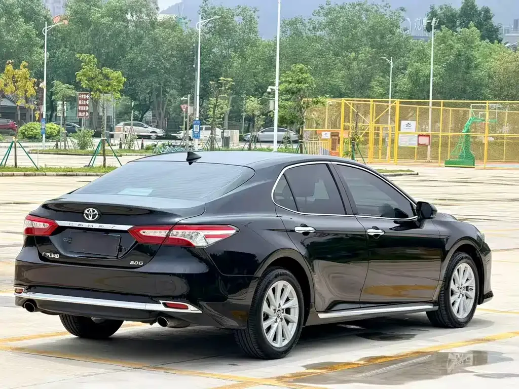 Toyota Camry — фото 2