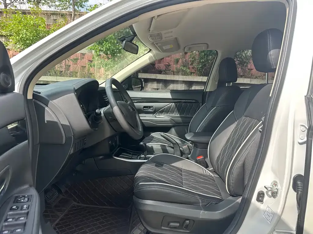 Mitsubishi Outlander 2023 из CN, фото 4