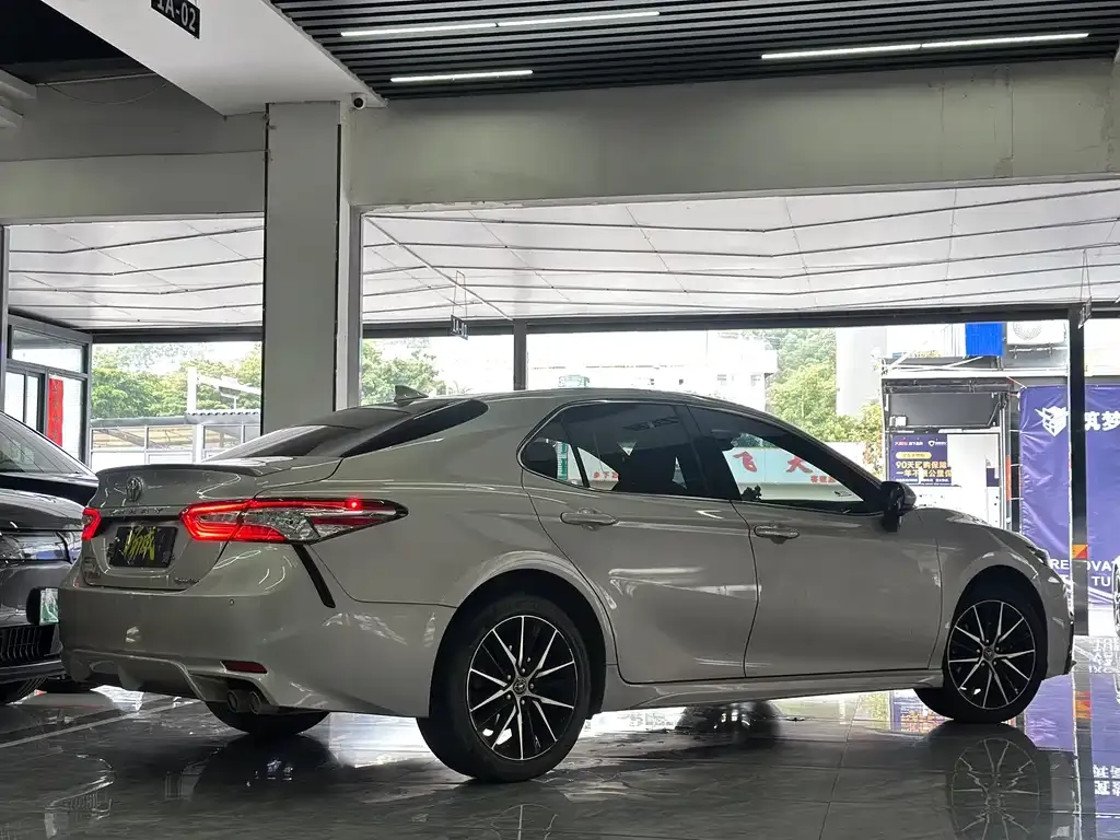 Toyota Camry — фото 3