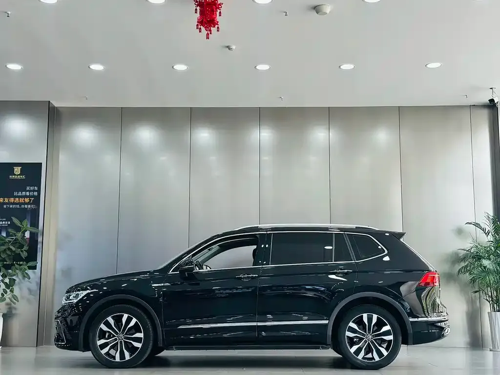 Volkswagen Tiguan L — фото 2