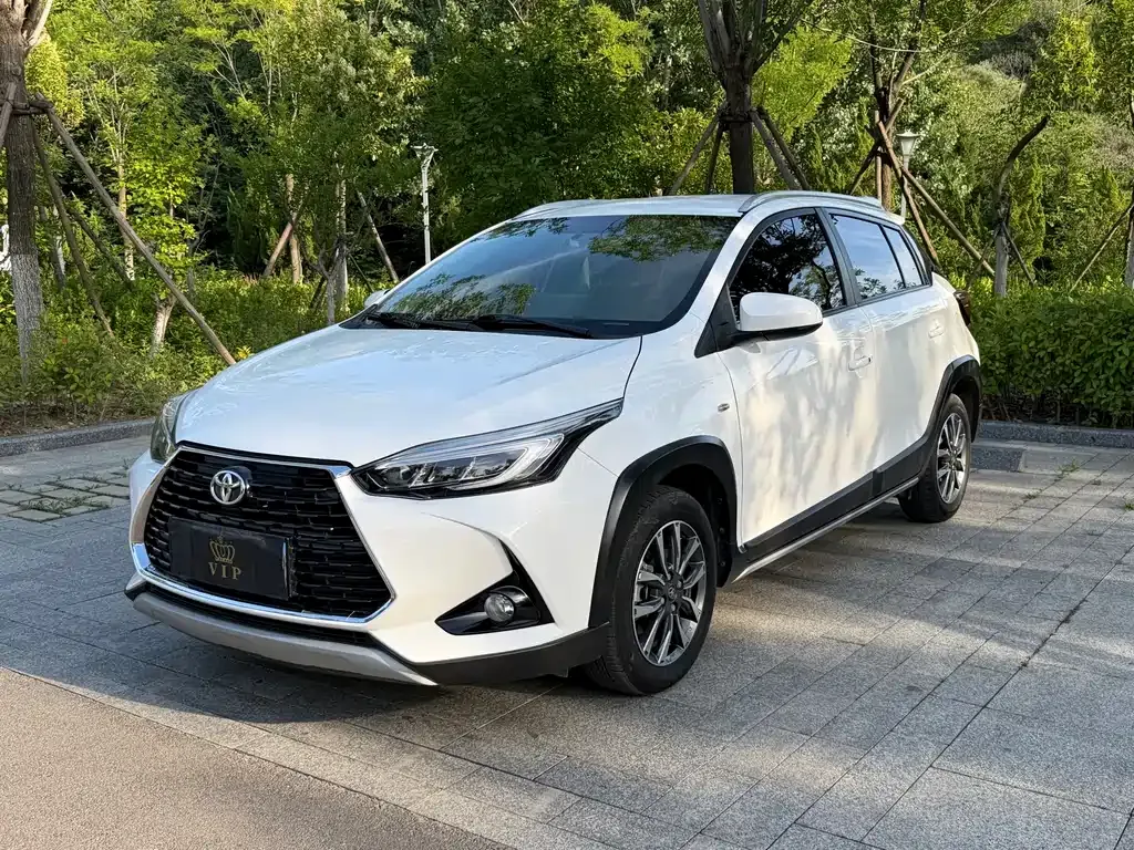 Toyota Yaris L — фото 1