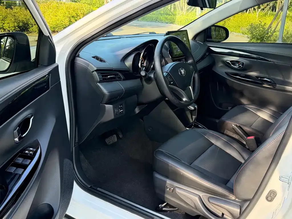 Toyota Yaris L — фото 9