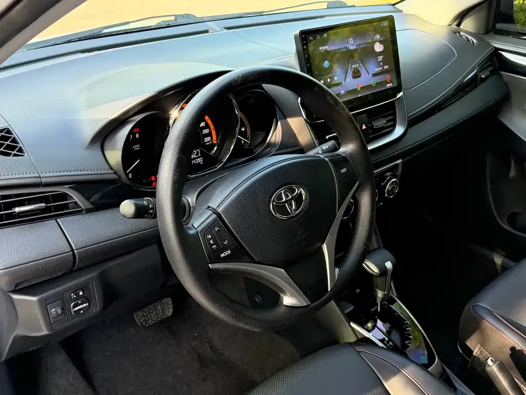 Toyota Yaris L — фото 3