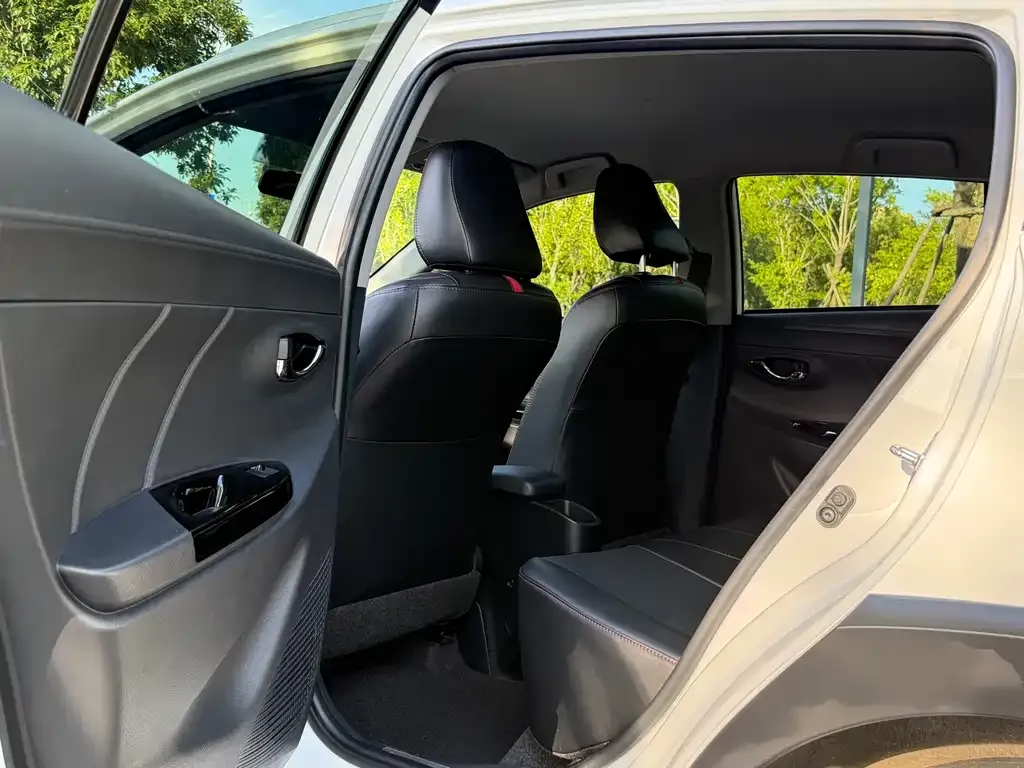 Toyota Yaris L — фото 6
