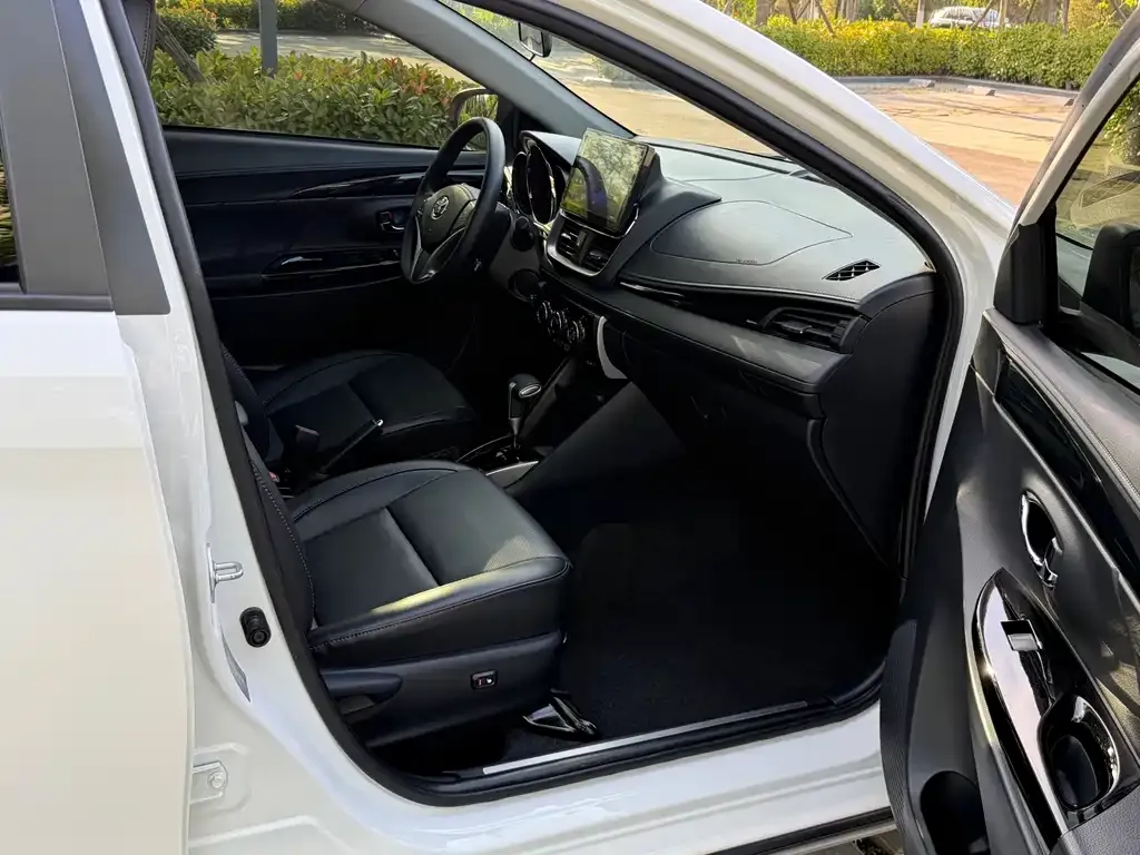 Toyota Yaris L — фото 2
