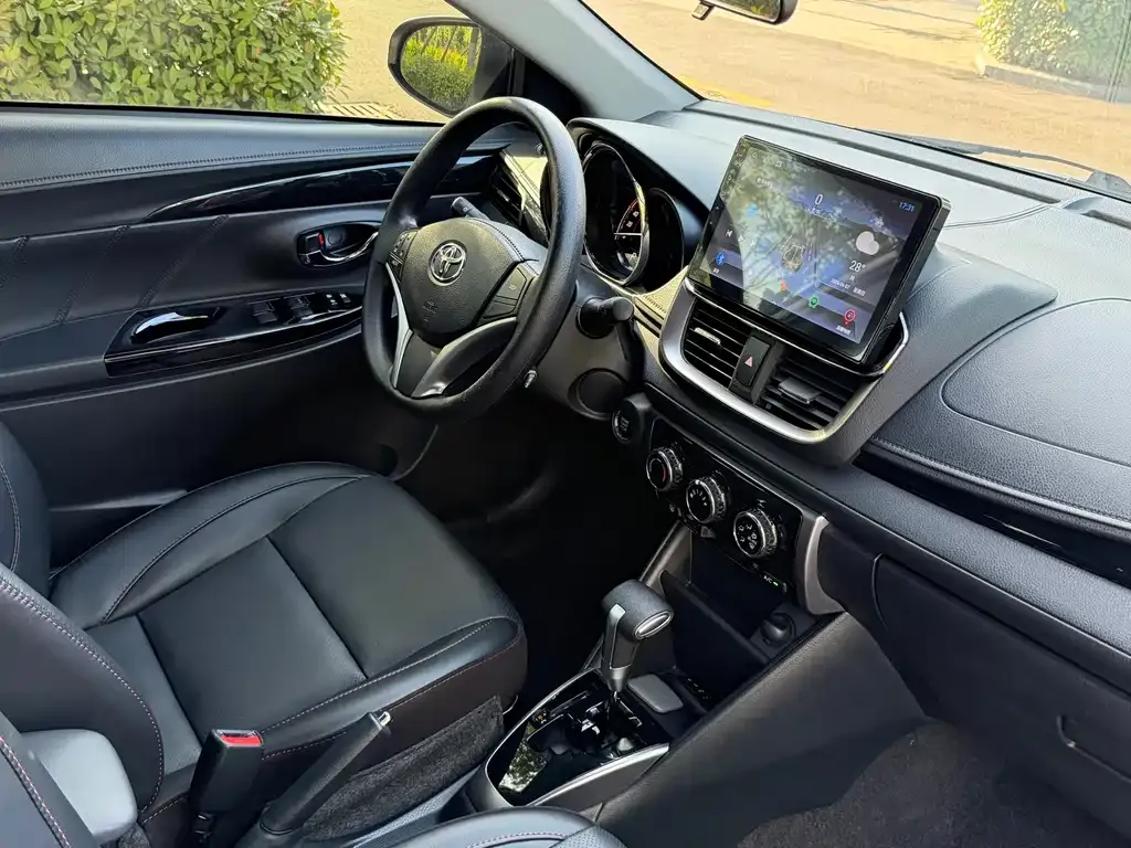 Toyota Yaris L — фото 4