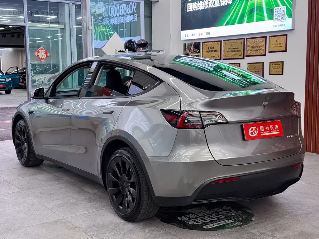 Tesla Model Y — фото 10