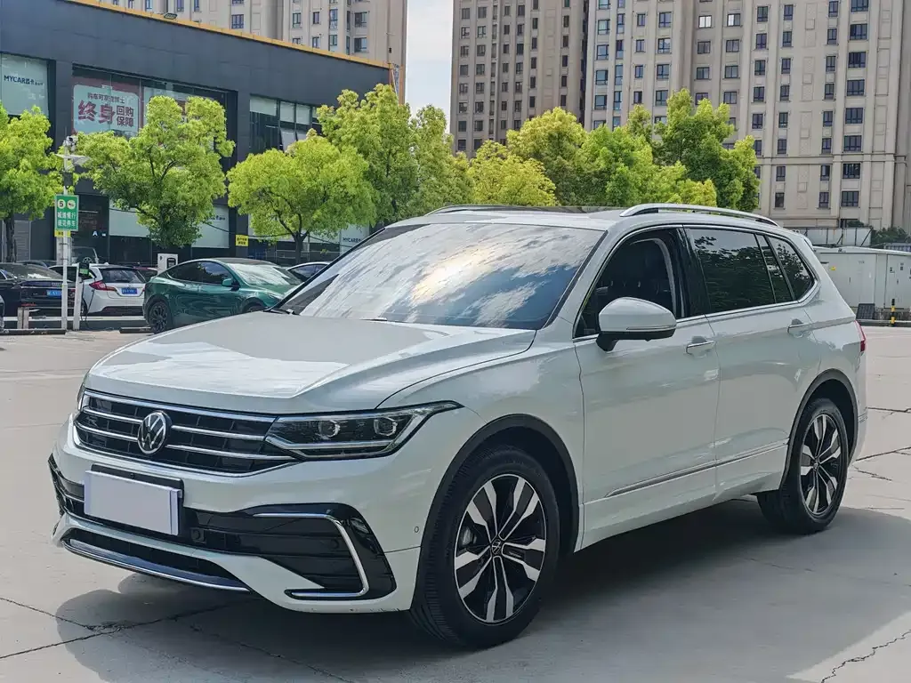 Volkswagen Tiguan L — фото 1