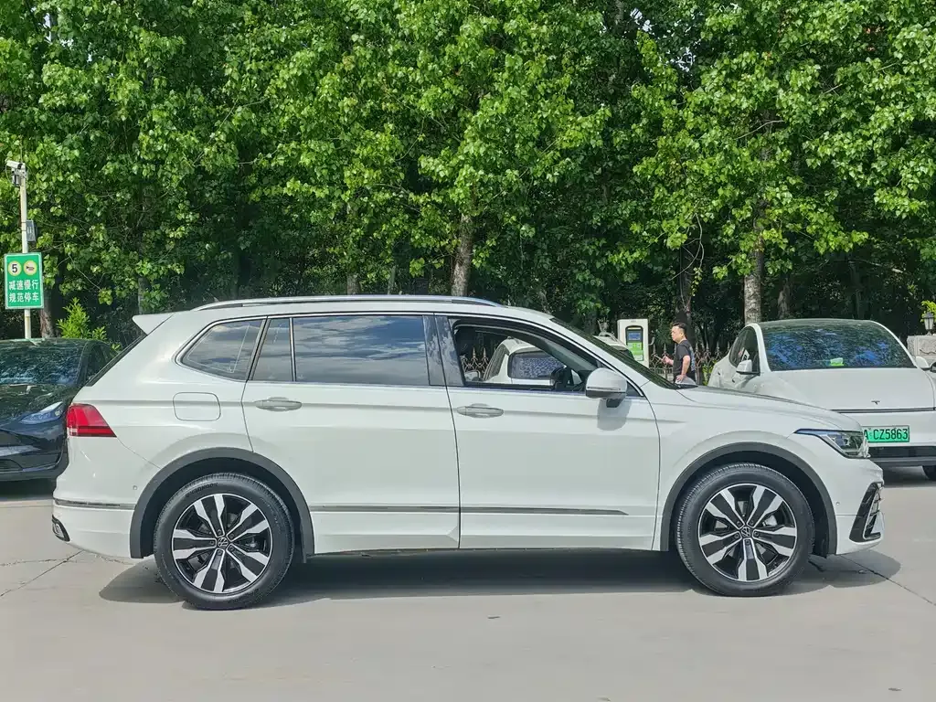 Volkswagen Tiguan L — фото 2