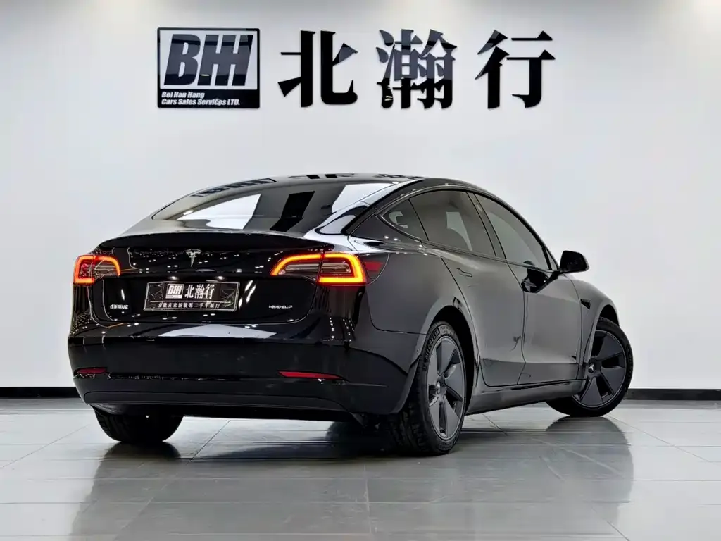 Tesla Model 3 — фото 10