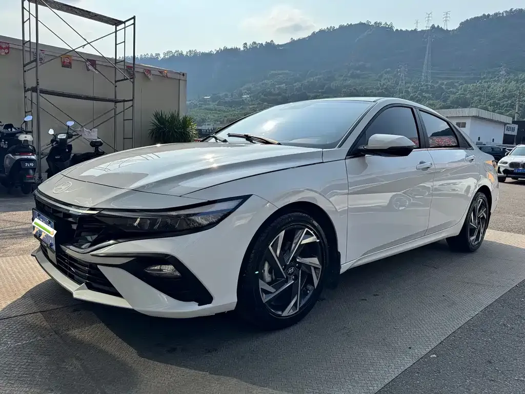 Hyundai Elantra — фото 1