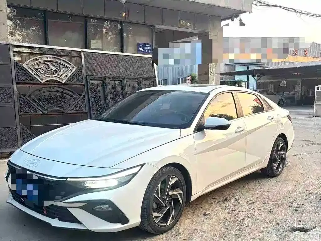 Hyundai Elantra — фото 1