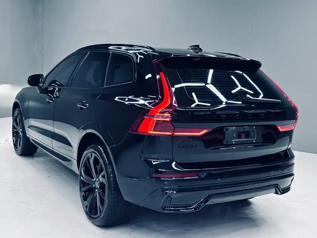 Volvo XC60 — фото 10