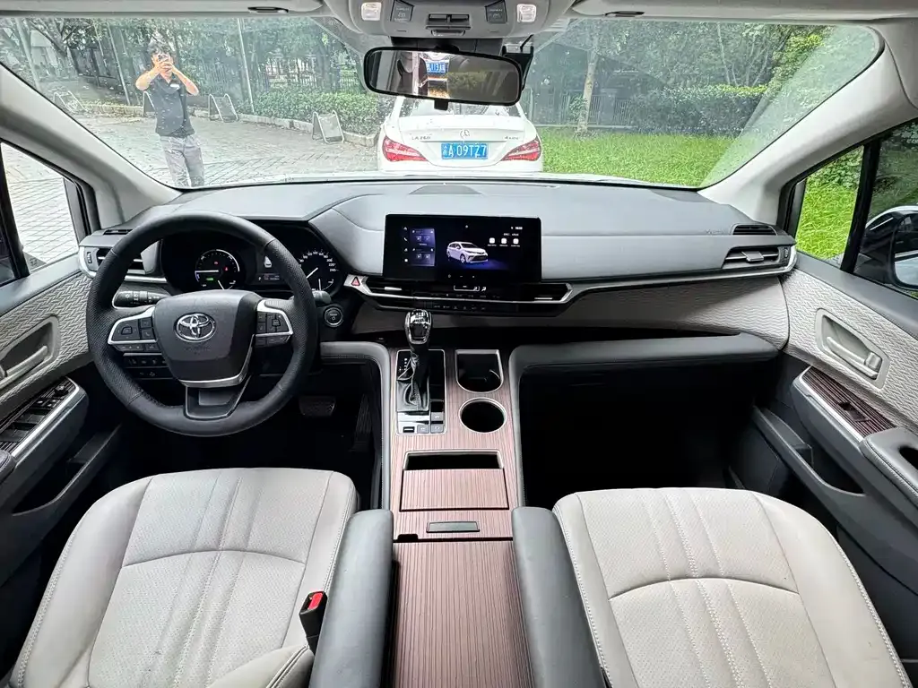 Toyota Granvia — фото 8