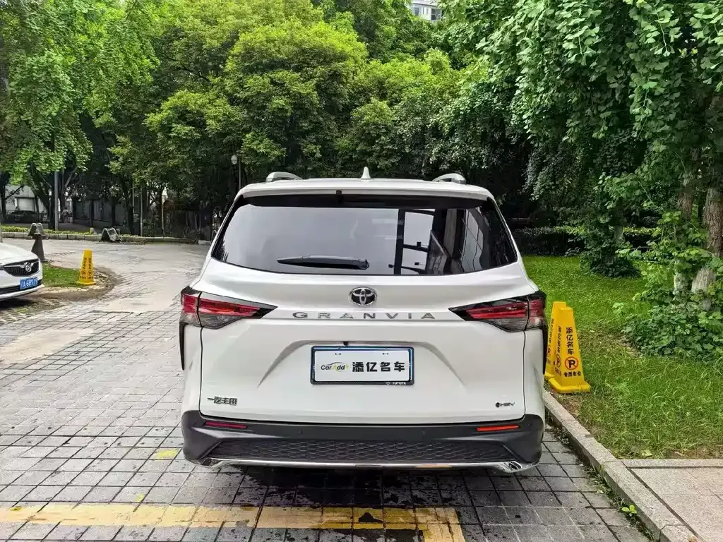 Toyota Granvia — фото 4