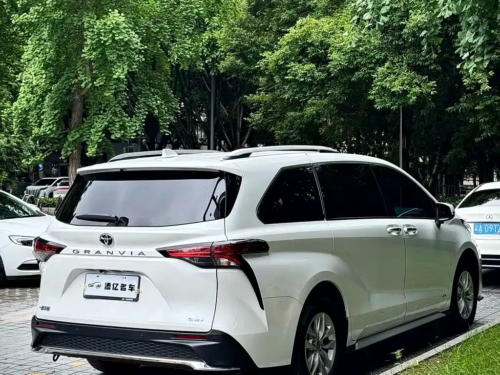 Toyota Granvia — фото 6