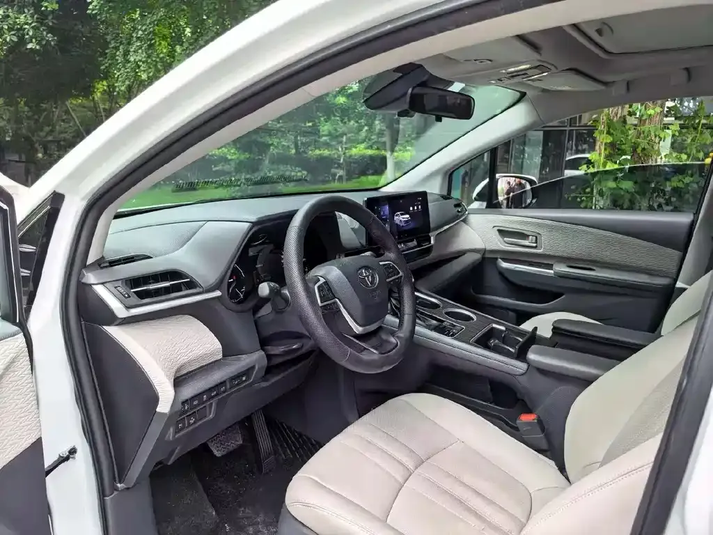 Toyota Granvia — фото 3