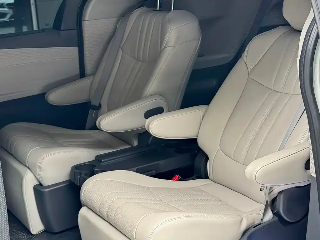 Toyota Granvia — фото 2