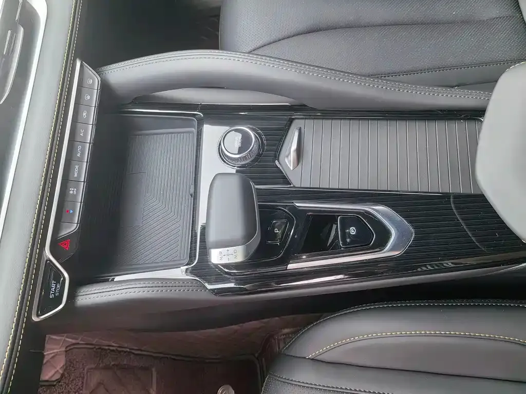 Geely Xingyue L 2024 из CN, фото 3
