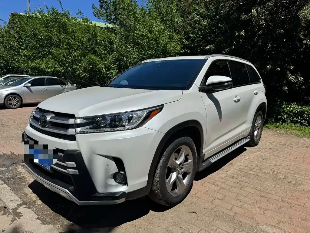 Toyota Highlander — фото 1