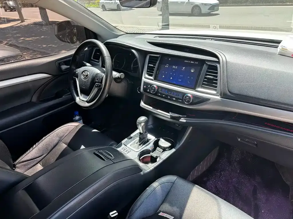 Toyota Highlander — фото 10