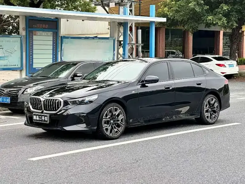 BMW 5 Series — фото 1