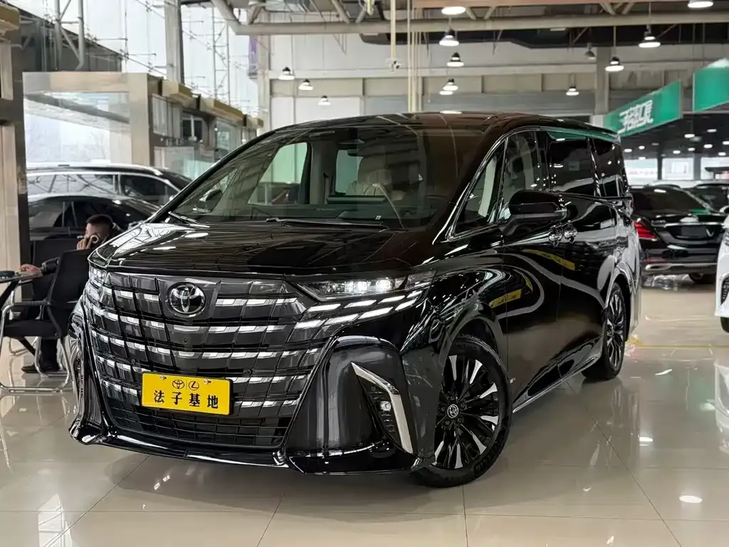 Toyota Alphard — фото 1