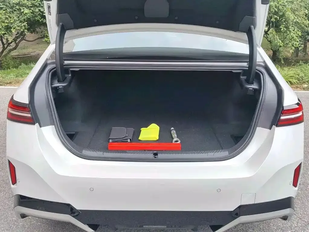 BMW i5 2025 из CN, фото 3