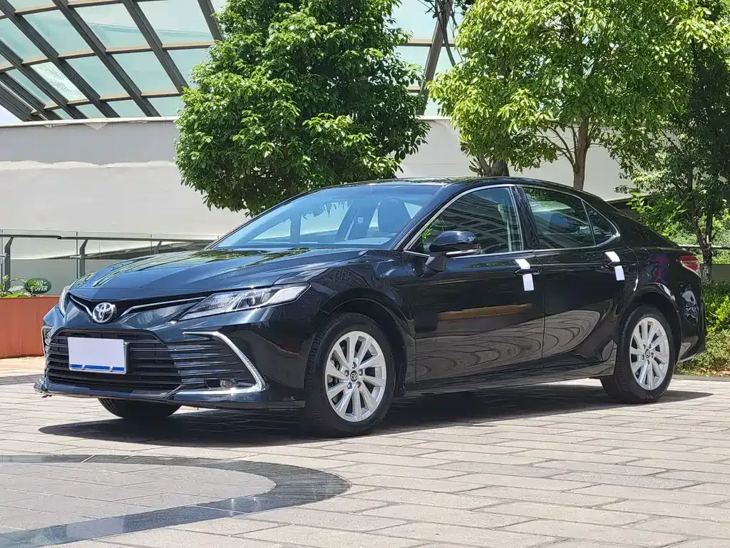Toyota Camry — фото 1