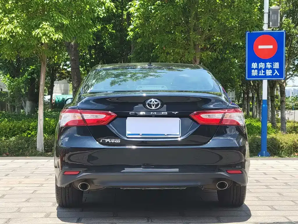 Toyota Camry — фото 10