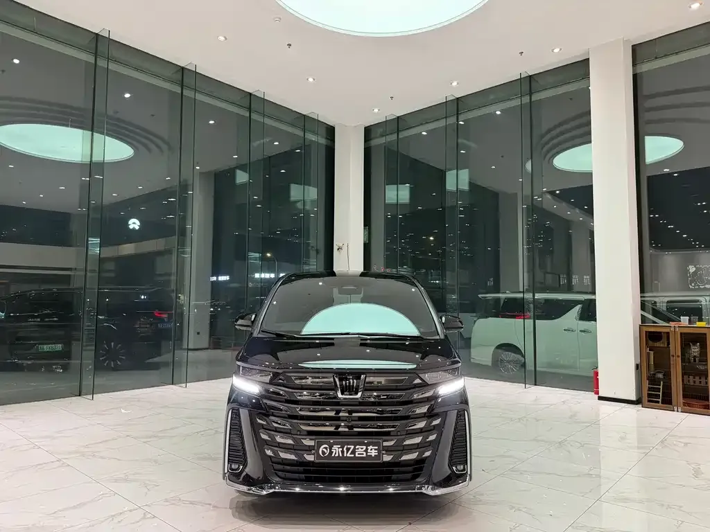 Toyota Vellfire — фото 1