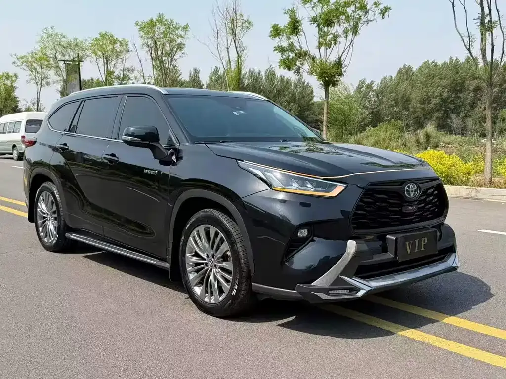 Toyota Highlander — фото 1