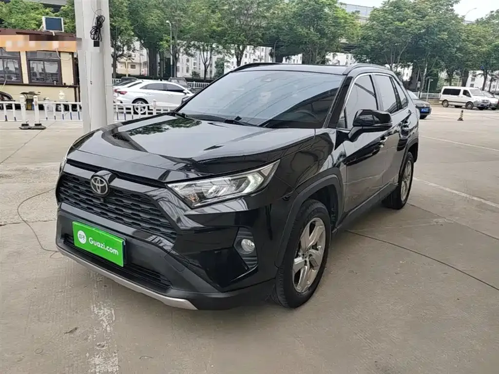 Toyota RAV4 — фото 1