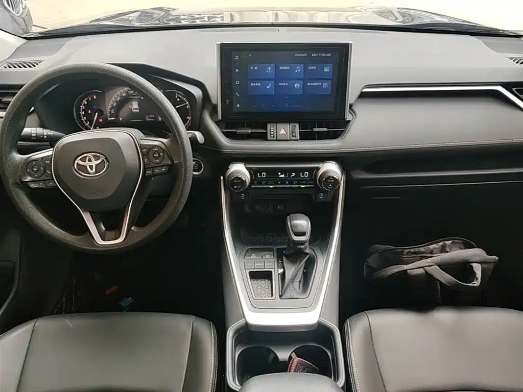Toyota RAV4 — фото 5