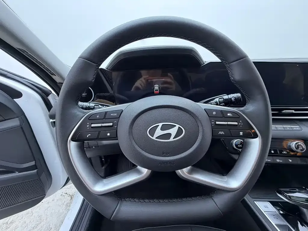 Hyundai Elantra — фото 4