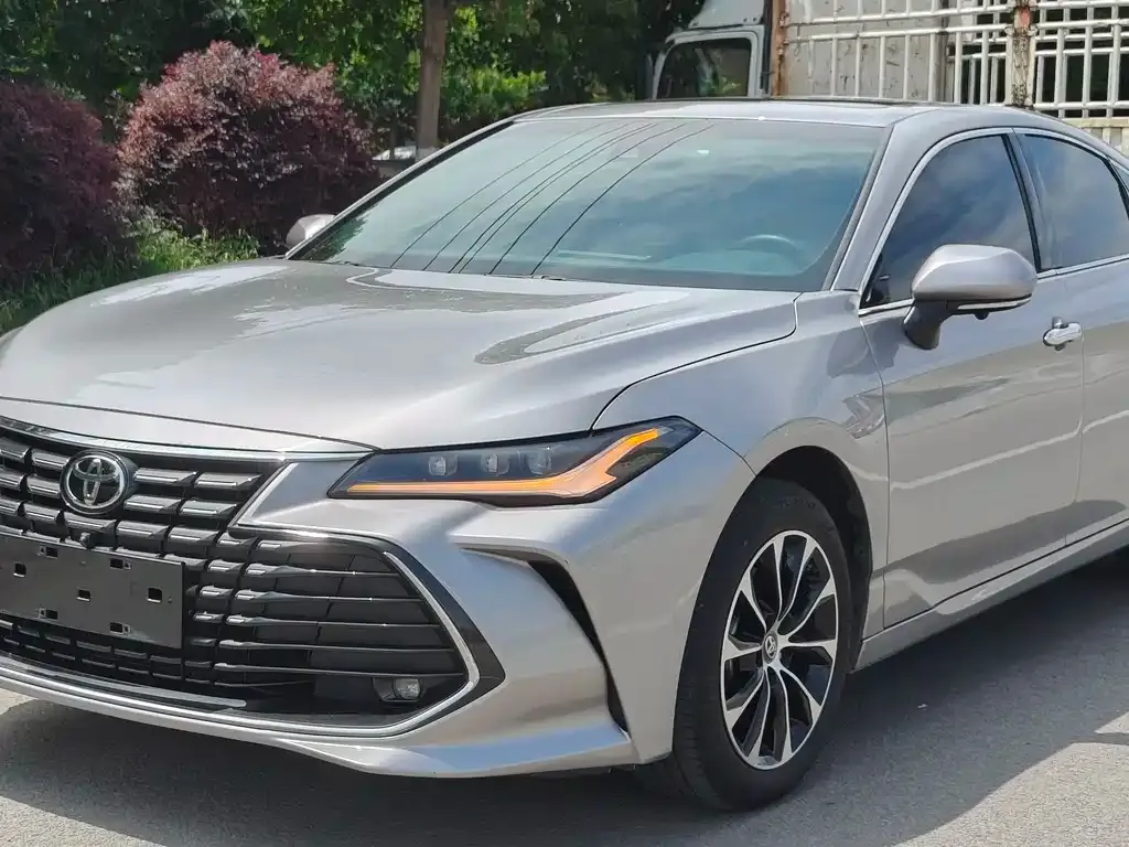 Toyota Avalon — фото 1