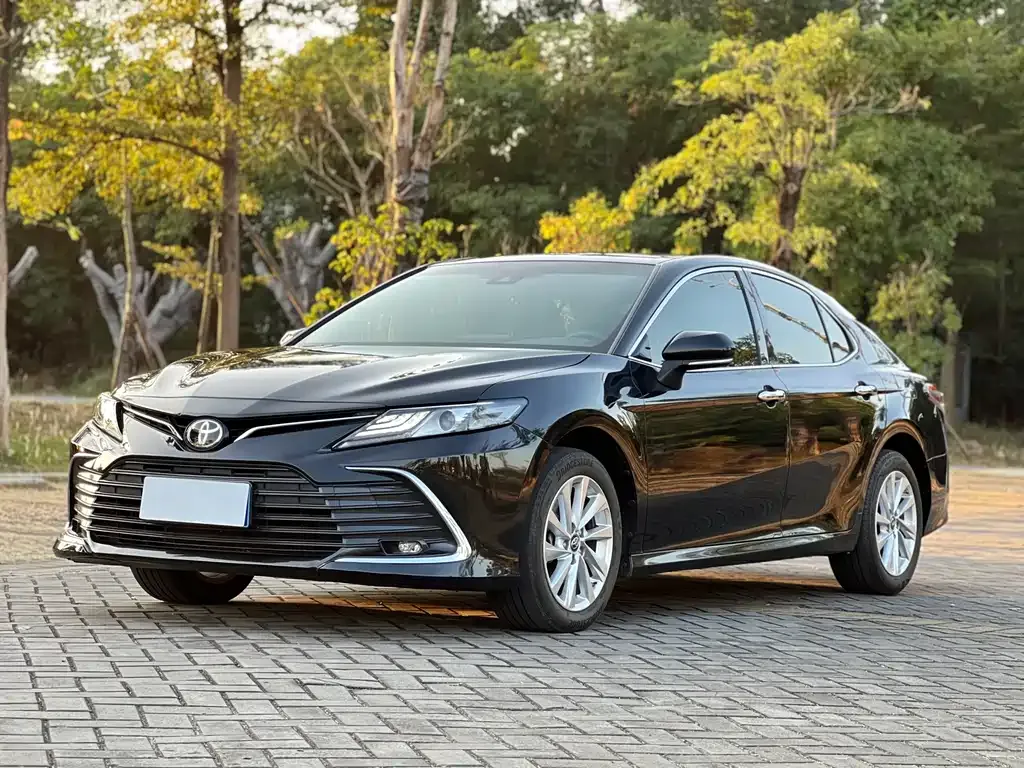 Toyota Camry — фото 1