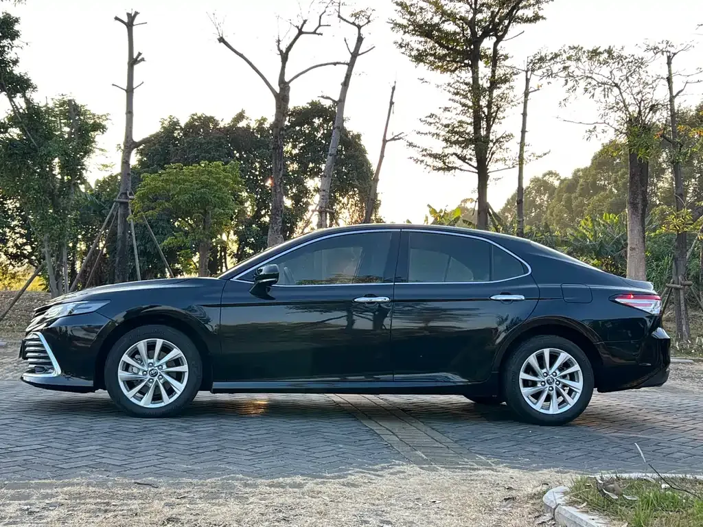 Toyota Camry — фото 5