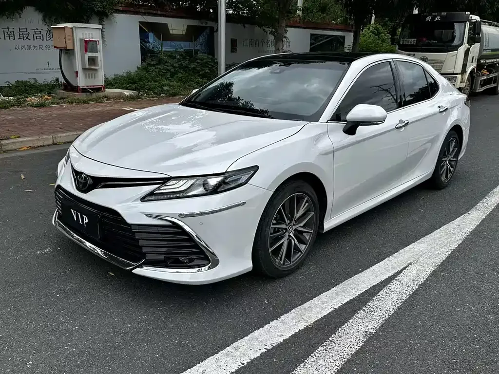 Toyota Camry — фото 1