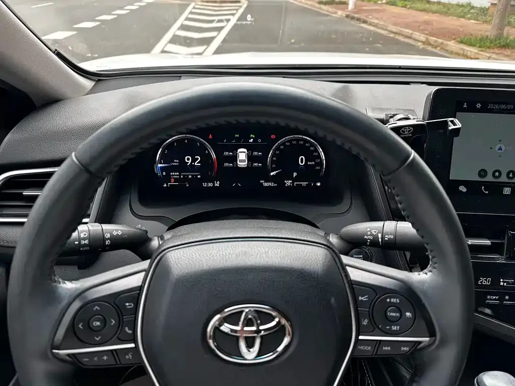 Toyota Camry — фото 2