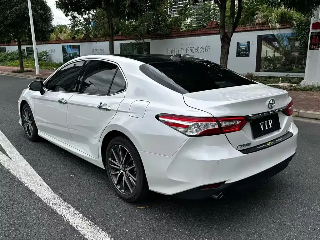 Toyota Camry — фото 9